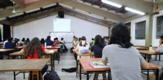 La inteligencia artificial reconfigura la experiencia universitaria en Paraguay Vista del fondo de una clase de la Universidad Nacional de Asunción. Inteligencia artificial universidad paraguay