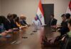 Gobierno paraguayo promete financiación «segura» de la ciencia post-FONACIDE Reunión entre Antonio Cubilla (centro), el presidente Santiago Peña y el Consejo Nacional de Ciencia y Tecnología (Foto: CONACYT).