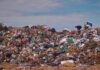 Descartados: por qué Asunción fracasó en incluir a trabajadores de la basura Foto de dos gancheros en Cateura, Asunción. Foto de Nicolás Granada