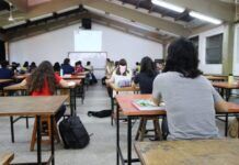 La inteligencia artificial reconfigura la experiencia universitaria en Paraguay Vista del fondo de una clase de la Universidad Nacional de Asunción. Inteligencia artificial universidad paraguay